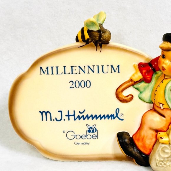Goebel Hummel #900 Merry Wanderer Plaque w/Bee - Exclusive 1999 - Picture 3 of 12